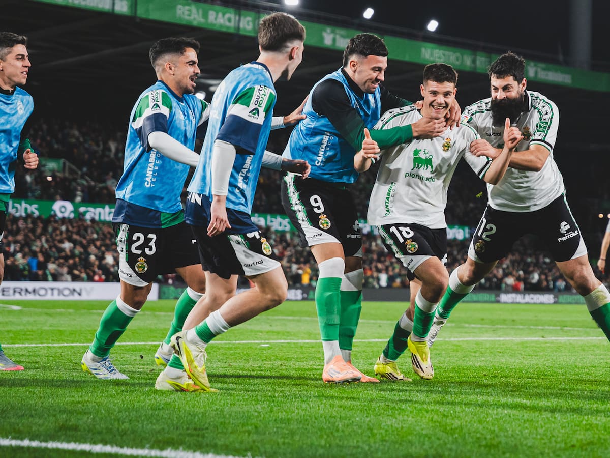 Manita del Racing al Almería para conservar el liderato (5-1)