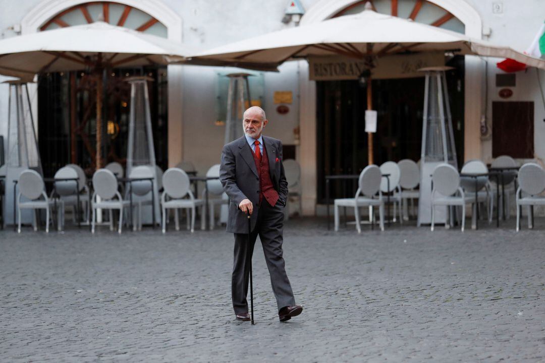 Un hombre camina por las calles de Roma. 