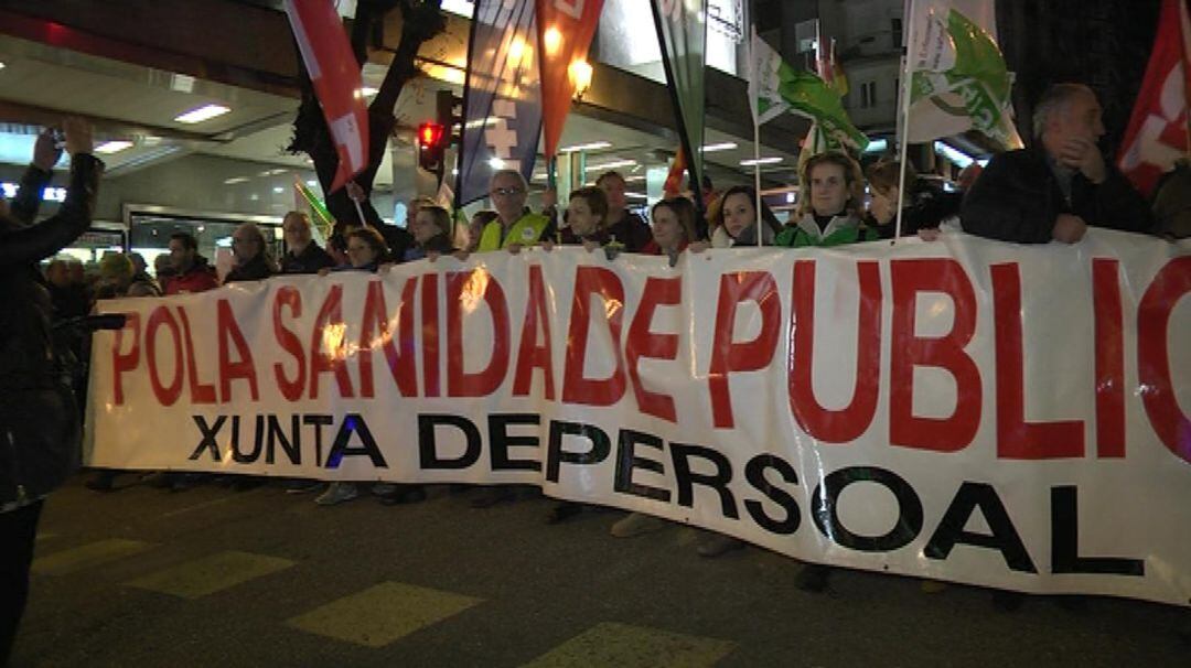 Cabeza de la manifestación convocada por la Plataforma en Defensa da Sanidade Pública