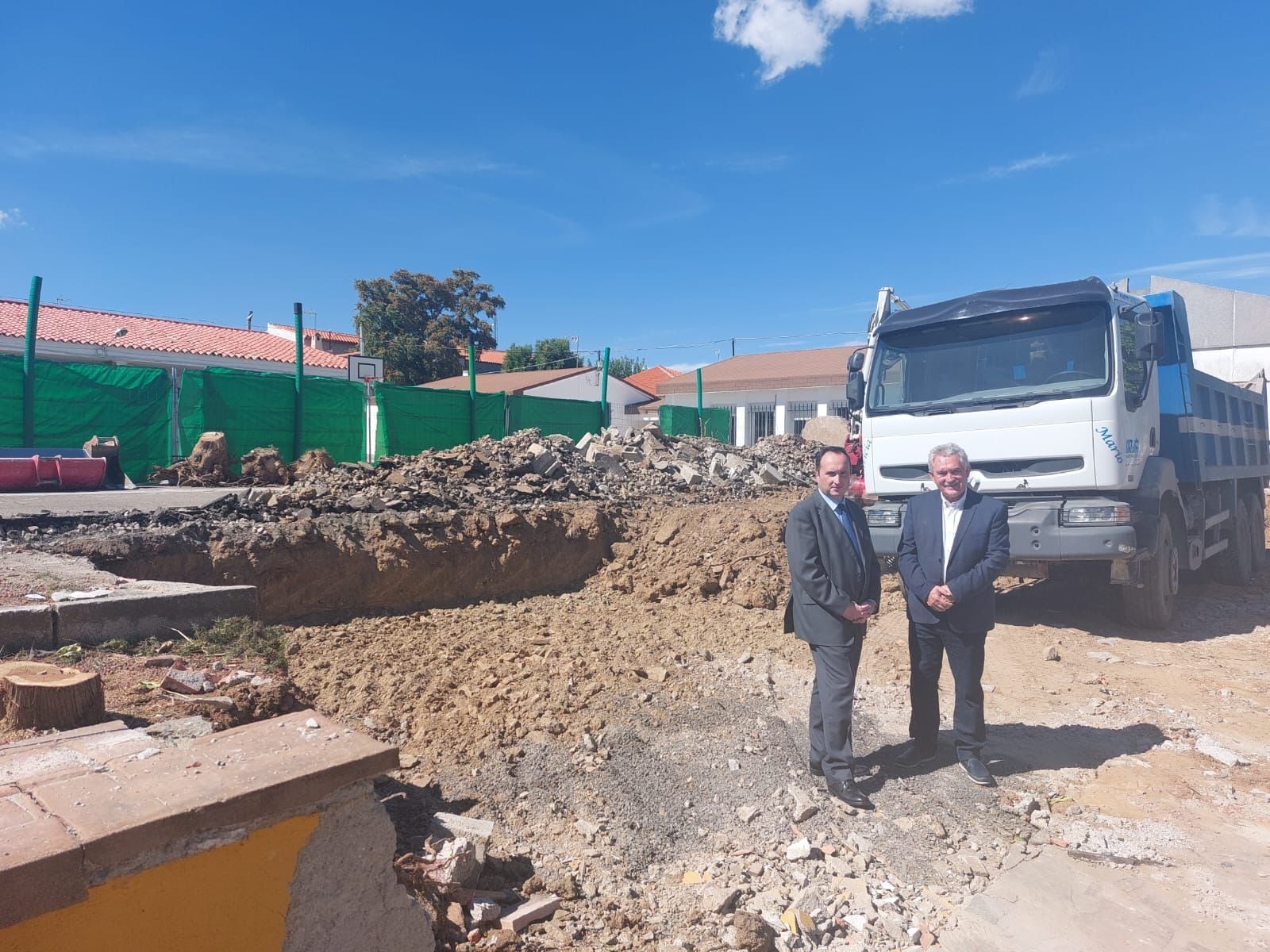 El delegado de Turismo, José Ayala y el alcalde de Aldeaquemada, Manuel Fernández, en las obras del Centro de Arte Rupestre.