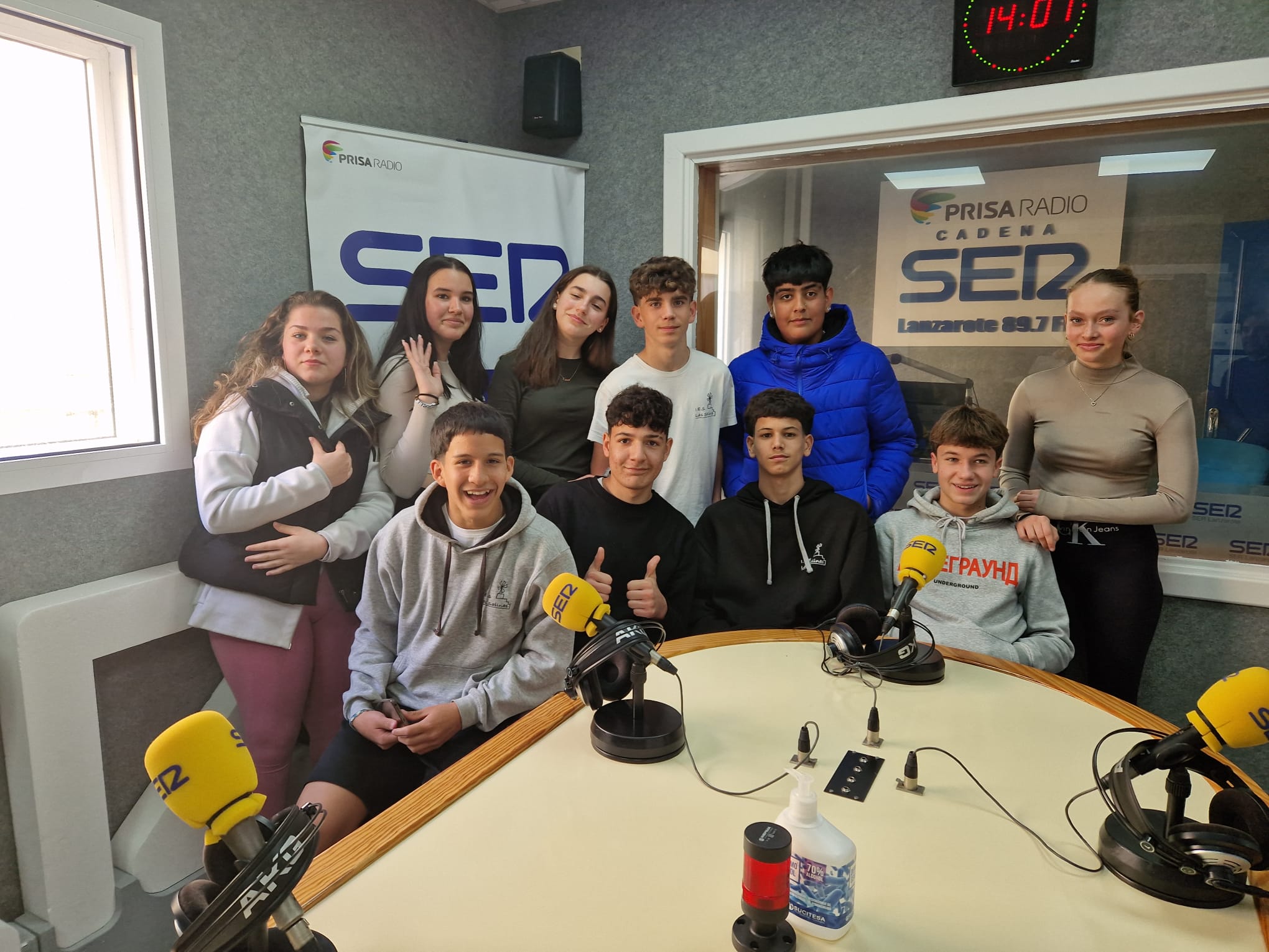 Algunas de las alumnas alemanas junto al alumnado del IES Las Salinas en SER Lanzarote.