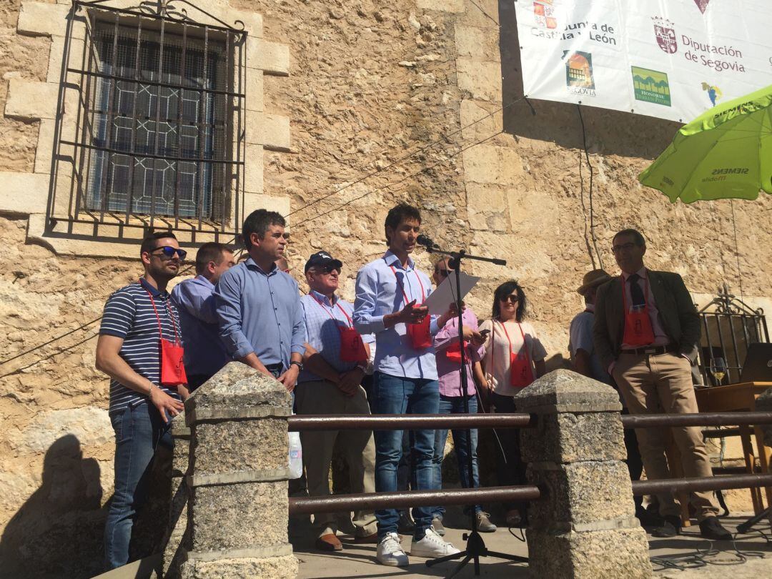 El atleta Javi Guerra durante el pregón en la fiesta de la vendimia de Valtiendas 