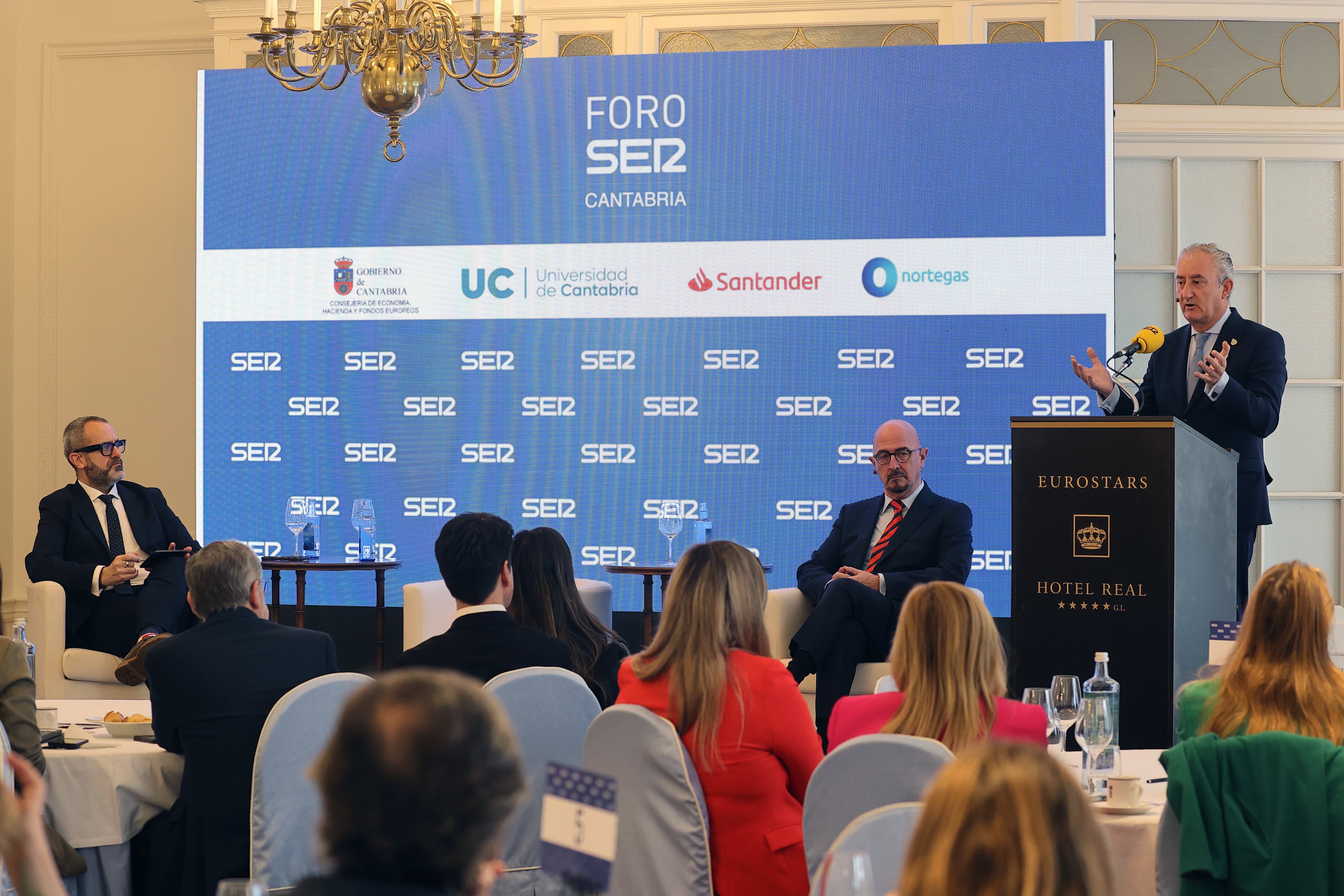 Tomás Cobo, presidente del Consejo General de Colegios Oficiales de Médicos en Foro SER Cantabria.