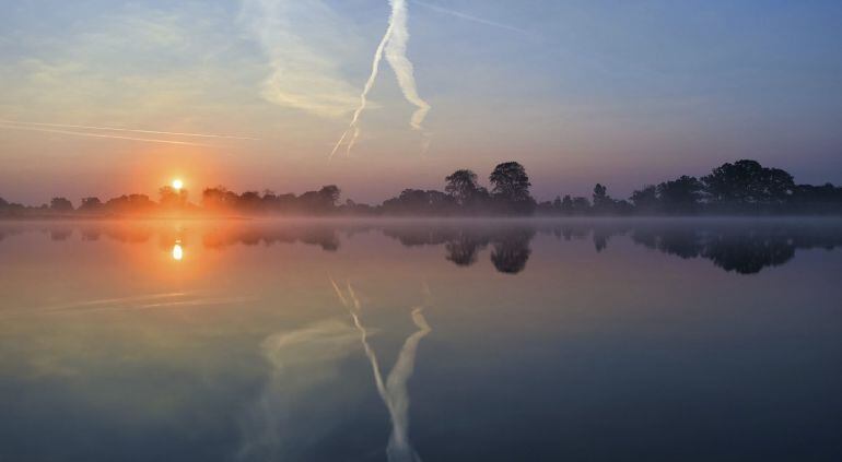 La salida del sol sobre el río Oder, cerca de Reitwein, Alemania.