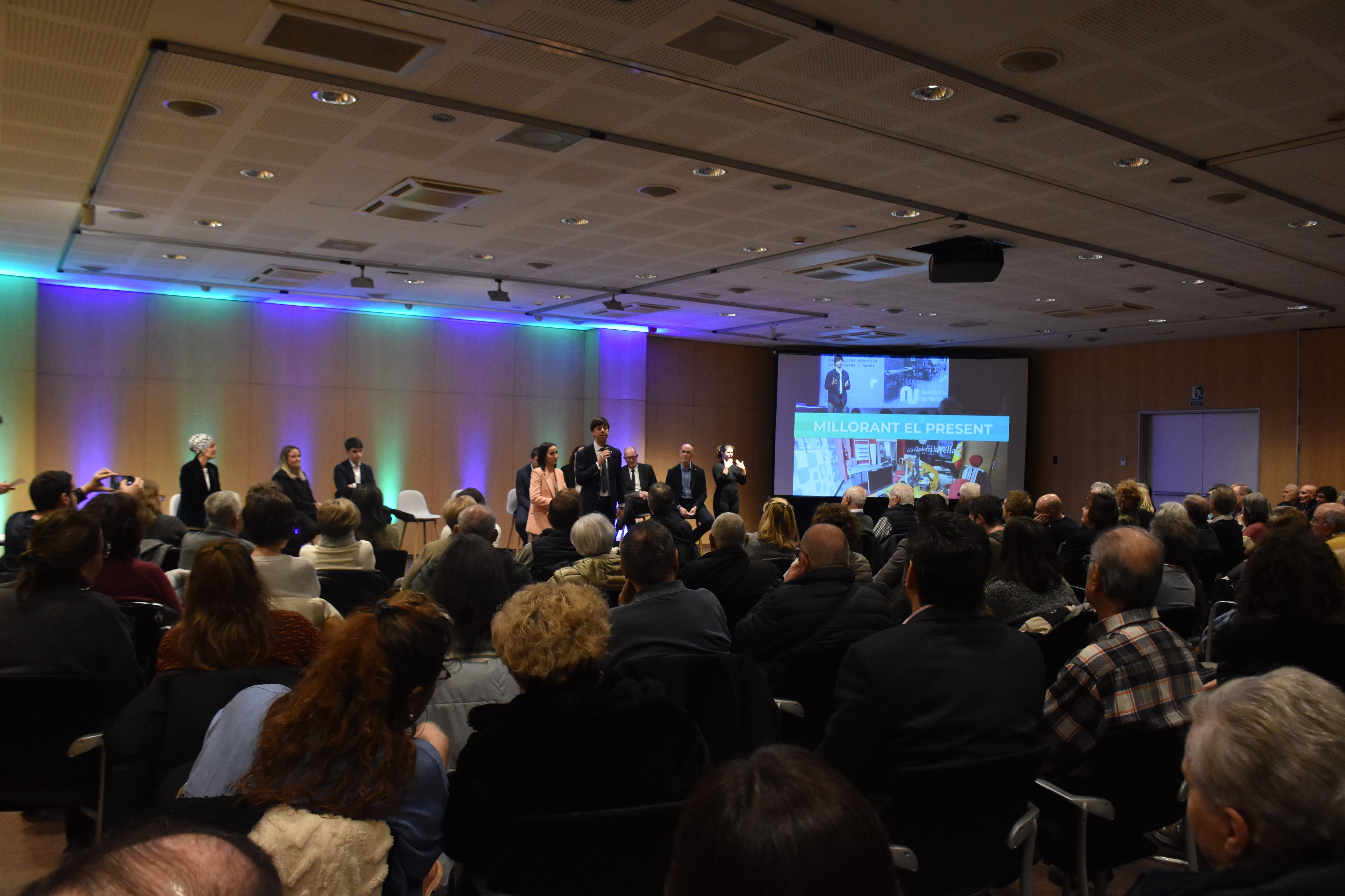 Unes 150 persones van assistir a la reunió de poble convocada pel comú per fer balanç del primer any de mandat.