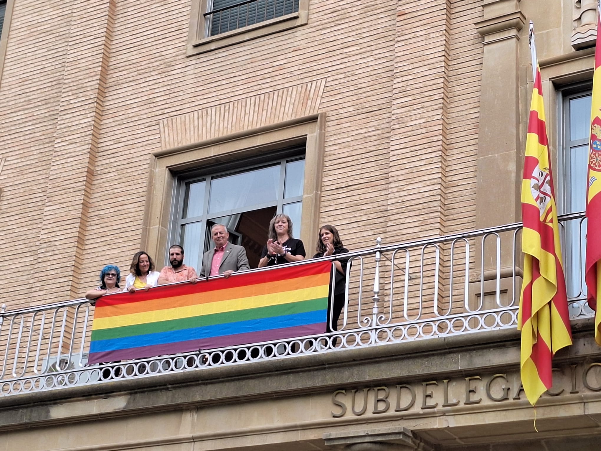 La bandera arcoiris de la comunidad LGTBIQA+ cuelga del balcón de la Subdelegación del Gobierno en Huesca