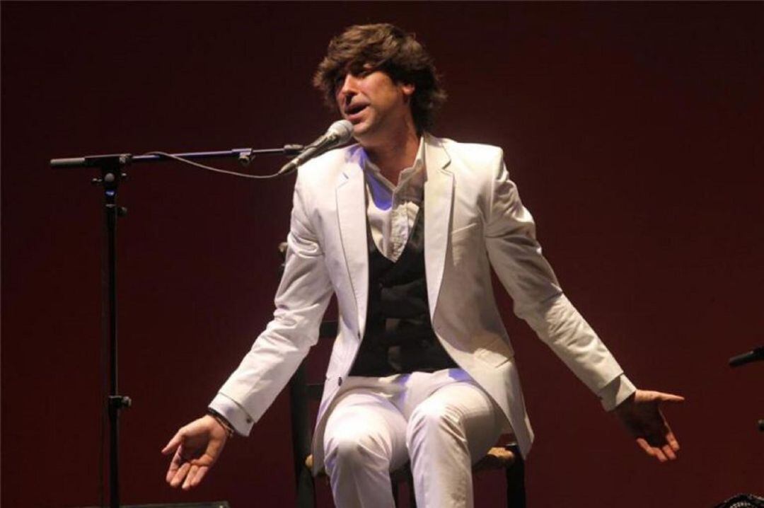 El cantaor flamenco Manuel Lombo durante su actuación