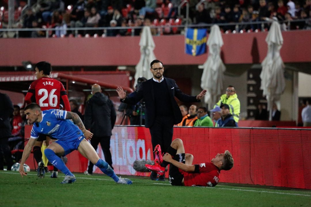 Bordalás, entrenador del Getafe, observa la caída de Pozo, jugador del RCD Mallorca.