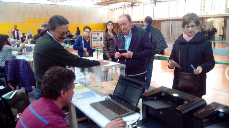 Una de las mesas del colegio electoral de Aldabe que ha estrenado el gestor electrónico de votos
