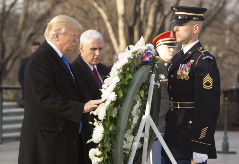 El presidente electo de Estados Unidos, Donald Trump (i), acompañado de su vicepresidente, Mike Pence (c), en el primero de los actos oficiales de su investidura con una ofrenda floral en la tumba del soldado desconocido en el cementerio militar de Arling