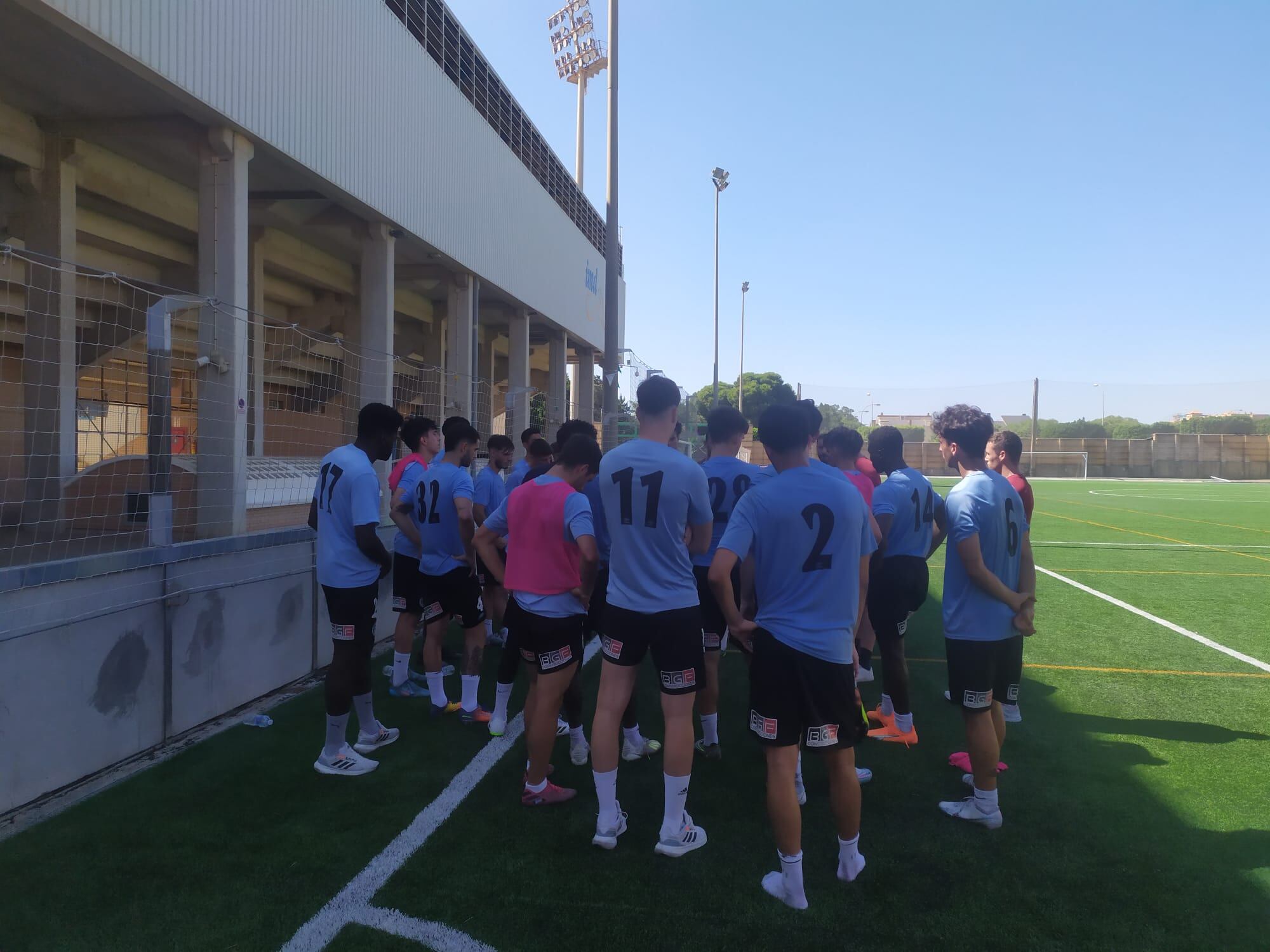 Los jugadores trabajando a las órdenes de Pumuki.