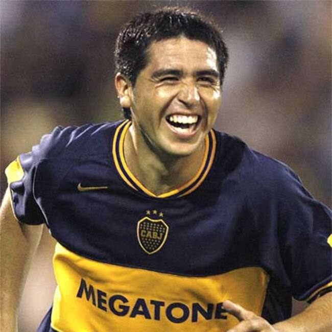 Riquelme celebra un gol con Boca