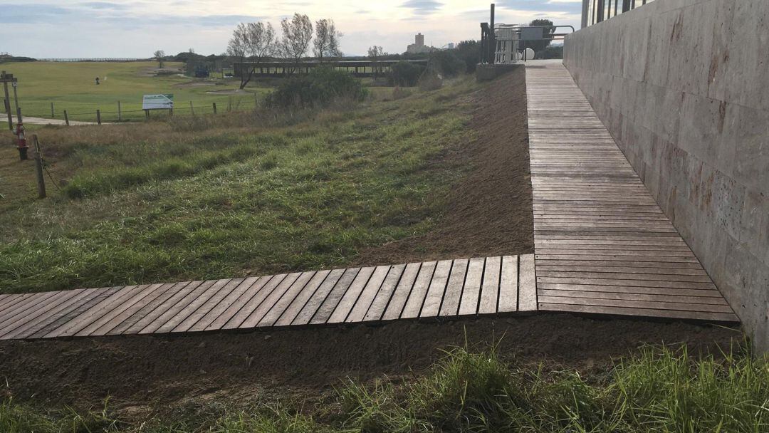 Pasarela elaborada con plásticos recogidos de la playa