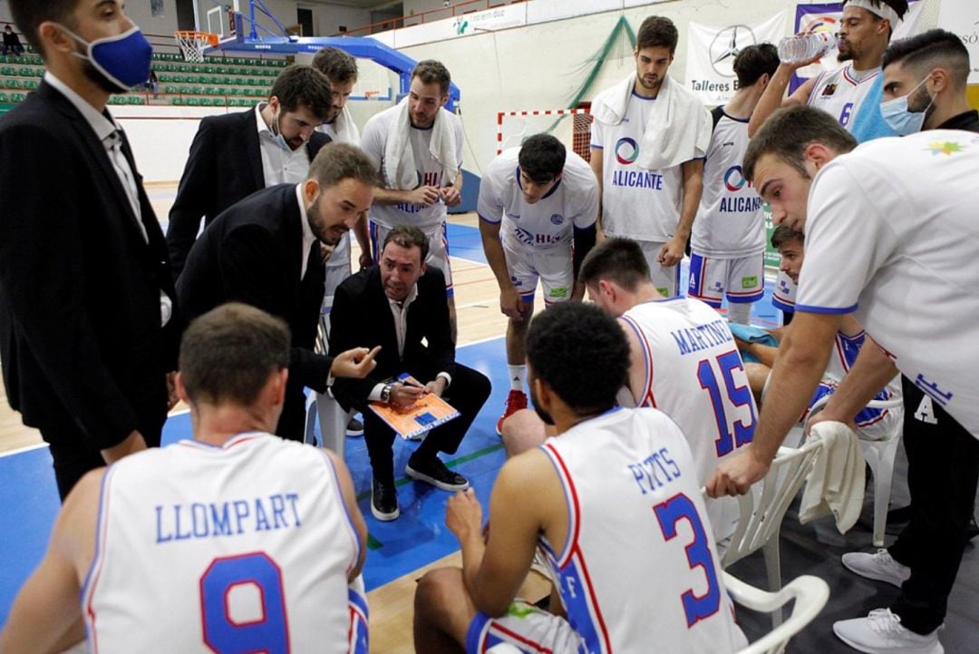 Rivero da instrucciones a sus jugadores, ante Almansa