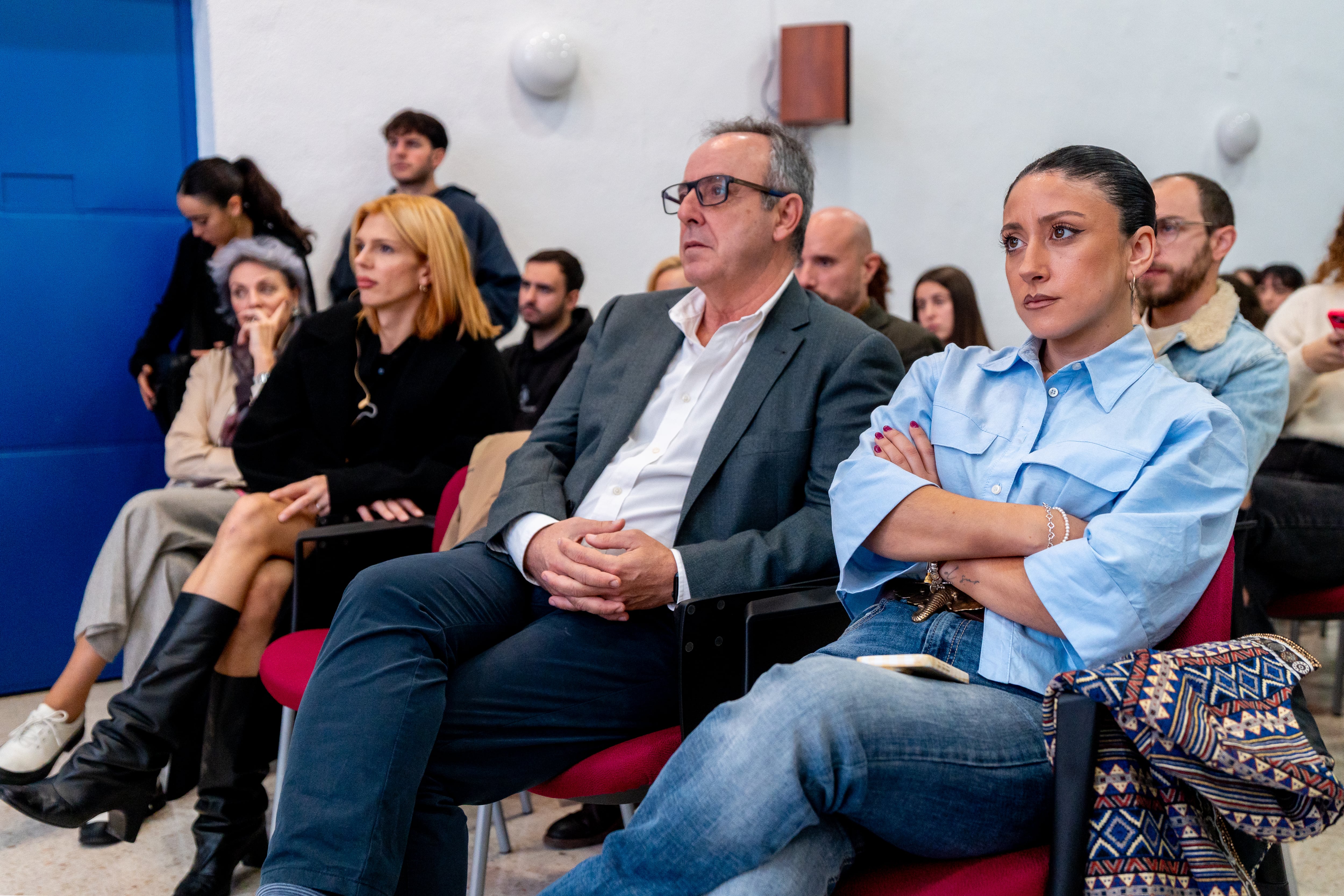 La delegada de Juventud del Ayuntamiento de Córdoba, Cintia Bustos y el director del IES Galileo Galilei, Juan Fernando Jiménez en Los 40 Talento Talks Córdoba