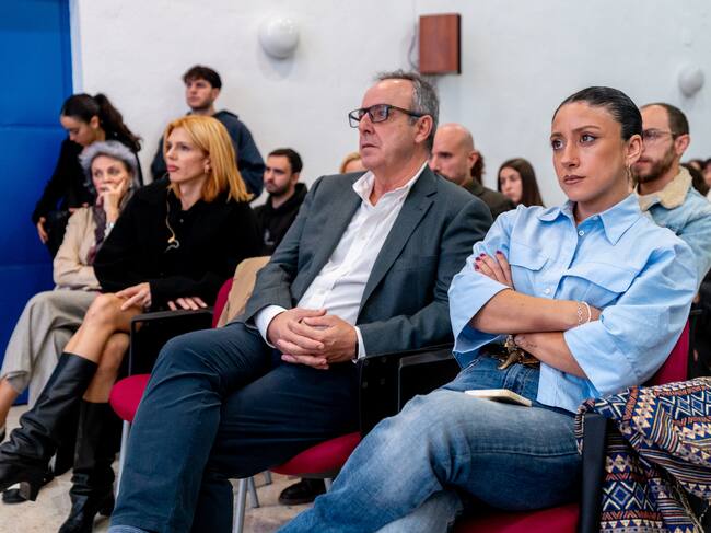 La delegada de Juventud del Ayuntamiento de Córdoba, Cintia Bustos y el director del IES Galileo Galilei, Juan Fernando Jiménez en Los 40 Talento Talks Córdoba