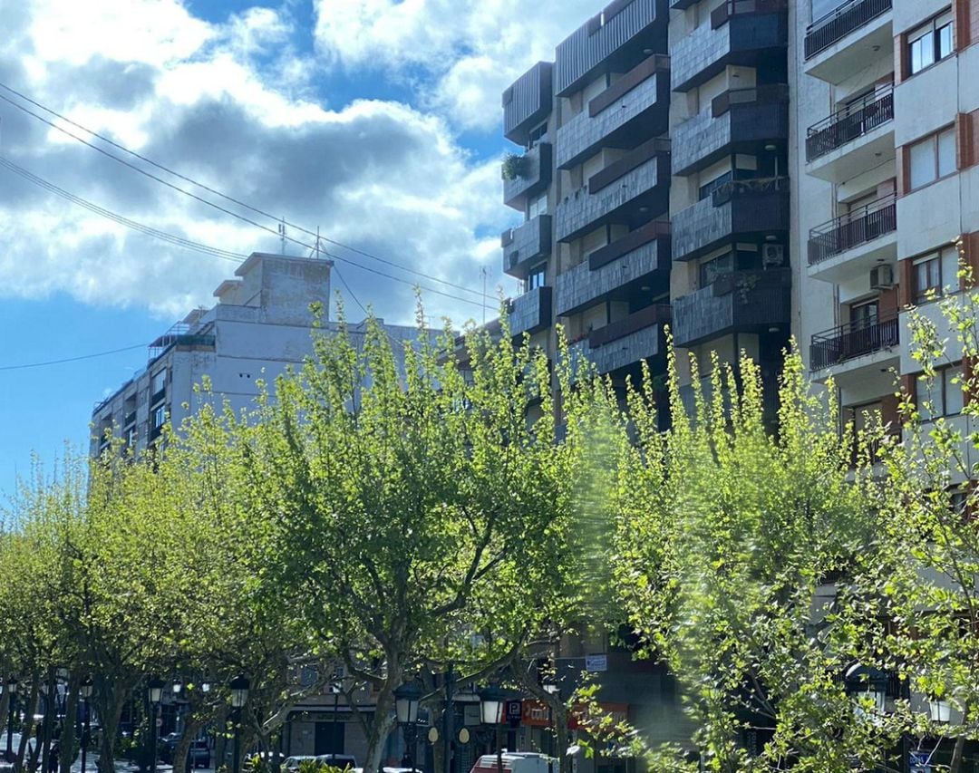 Nubes y sol en la ciudad de Gandia 