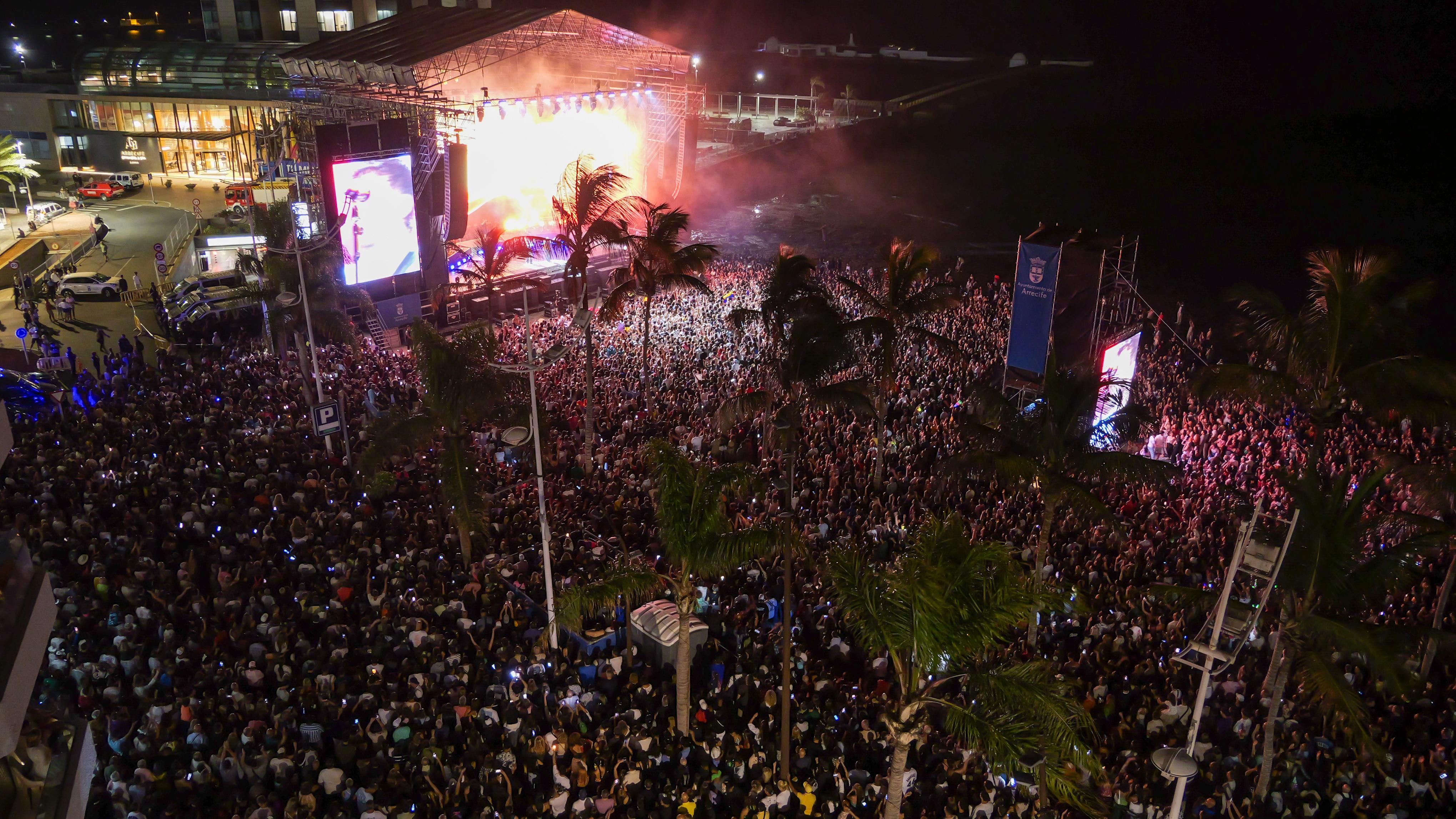 Panorámica de la playa del Reducto, en Arrecife, durante el concierto de Sebastián Yatra.