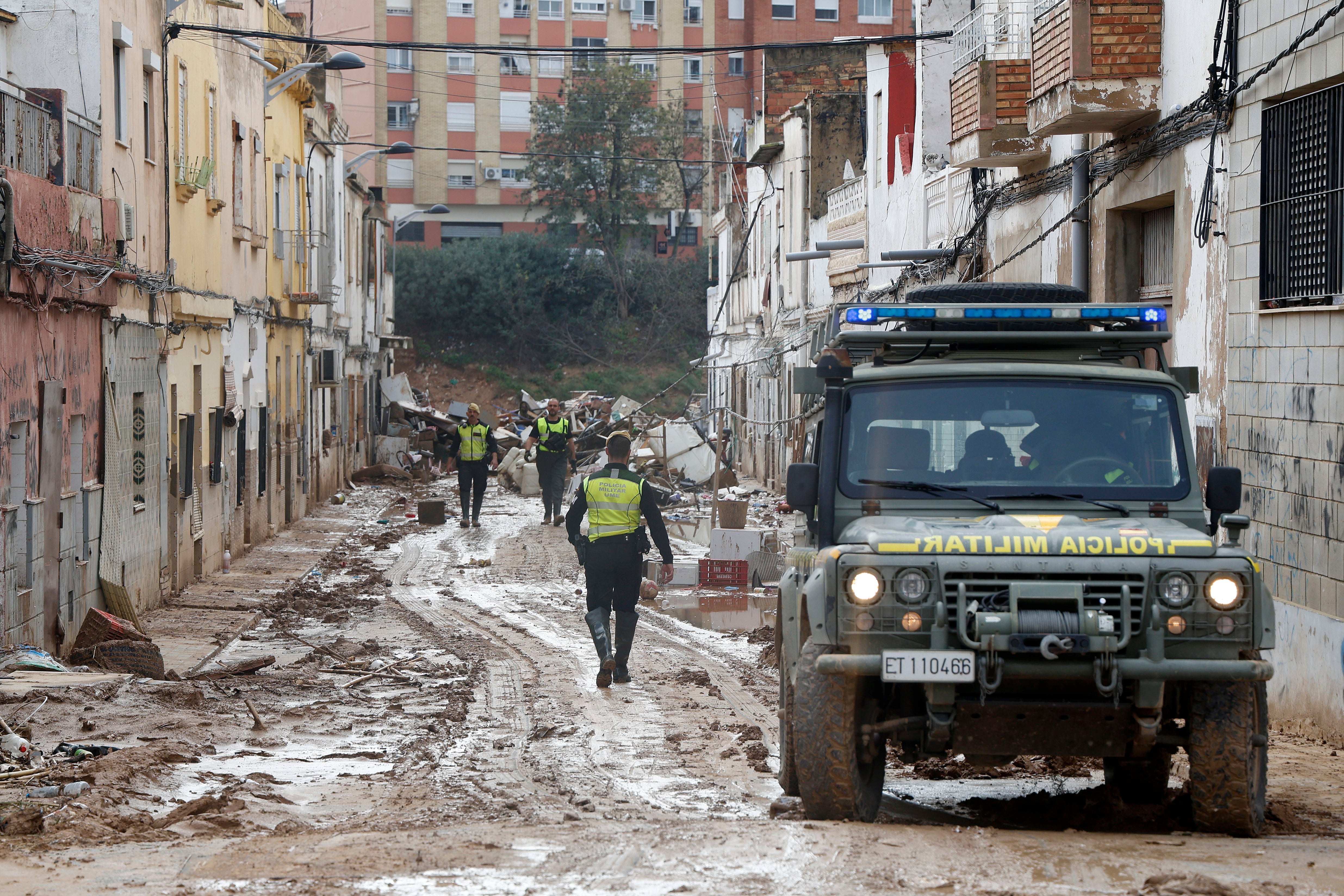 Policía militar y Guardia Civil en una calle aledaña al Barranco de Torrent