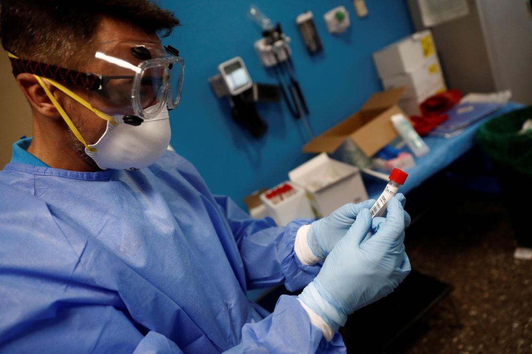 Un sanitario etiqueta una muestra