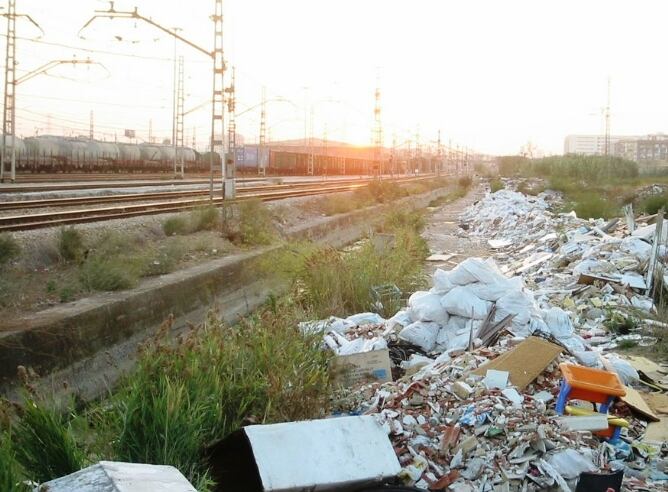 Aspecto de una escombrera junto a las vías del ferrocarril en Fuente de San Luis