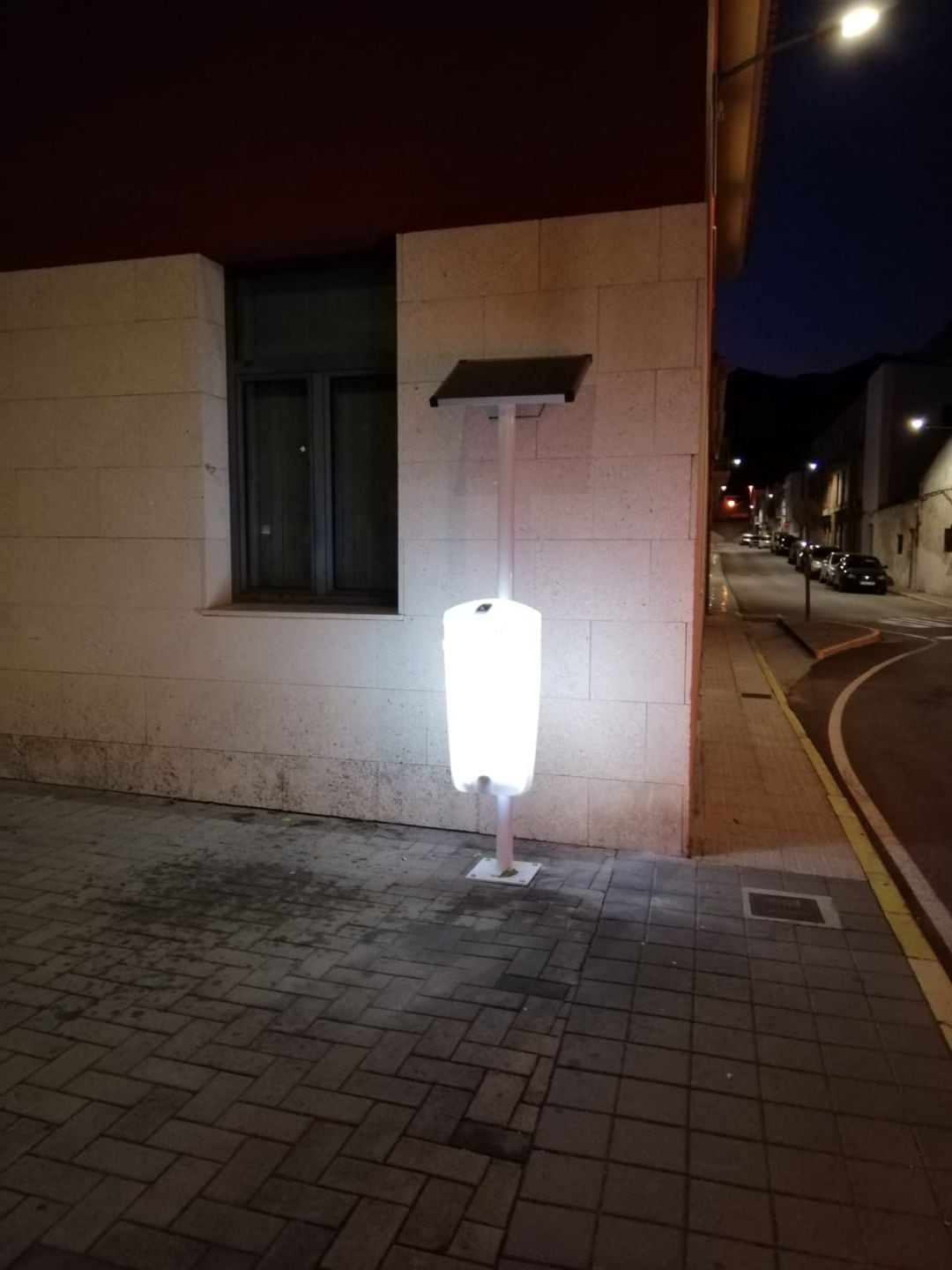 Papelera que se ilumina con luz solar.