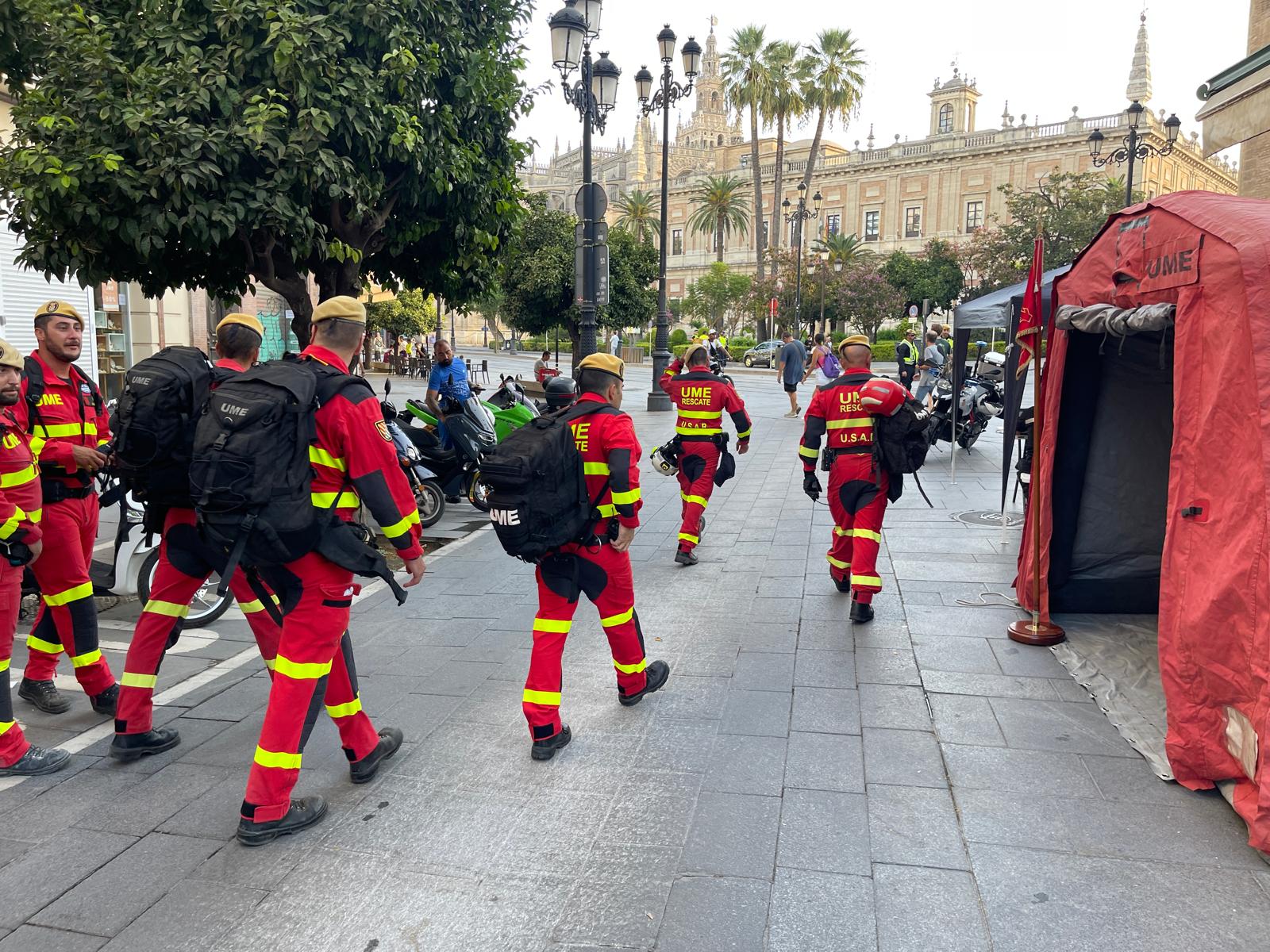 Miembros de la Unidad Militar de Emergencias (UME) durante el simulacro de incendio este martes en el Archivo de Indias