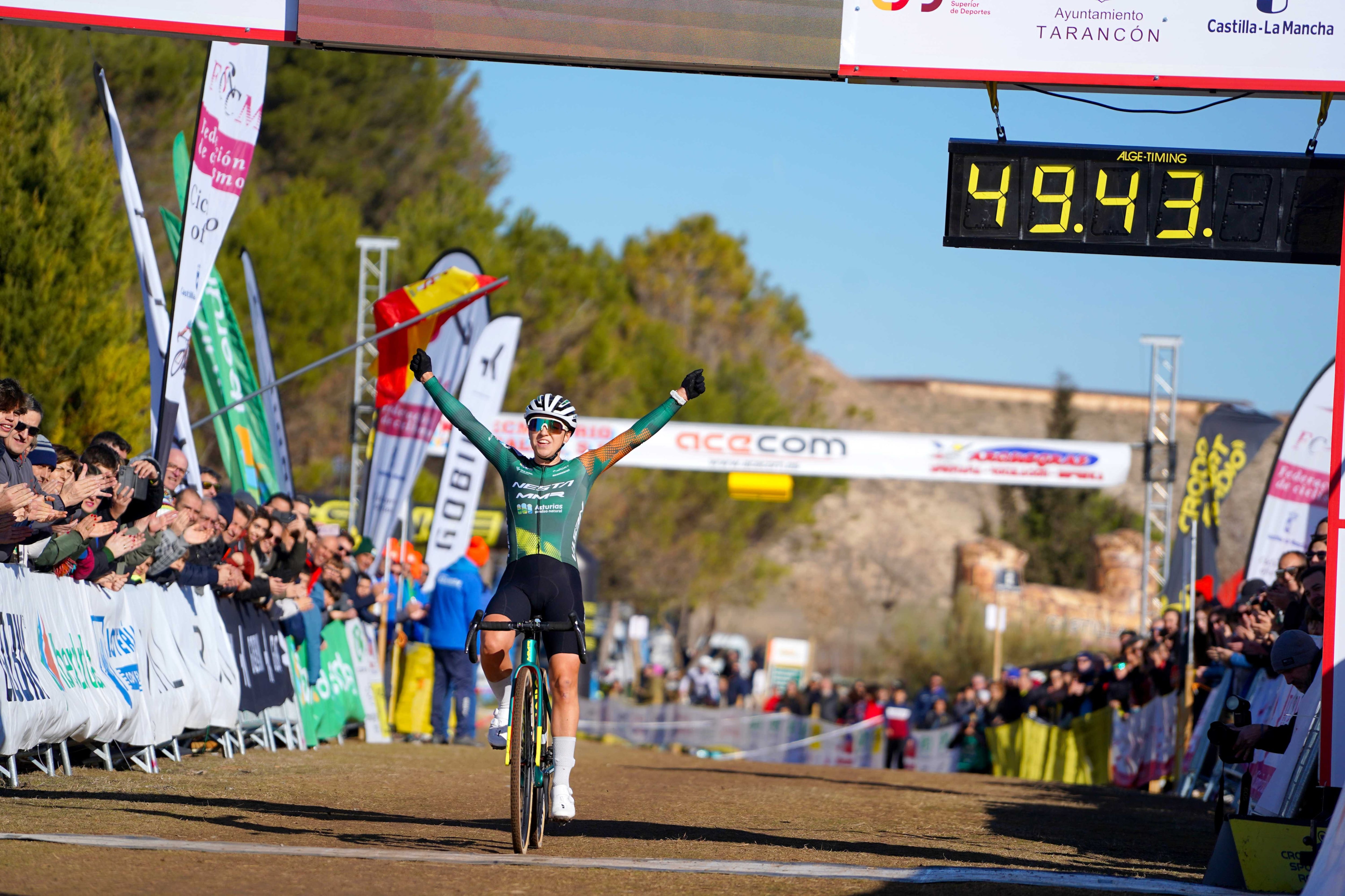 Sofía Rodríguez celebra su victoria entrando en meta tras proclamarse campeona de España de ciclocross élite por segundo año consecutivo en el circuito de Tarancón