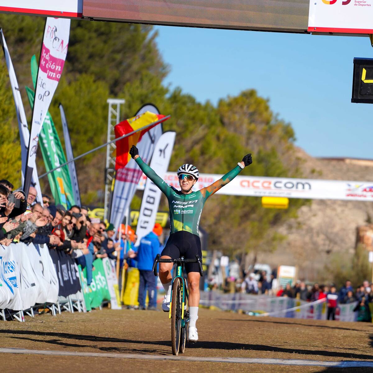 La ontinyentina Sofía Rodríguez confirma su dominio nacional y revalida el título en el Campeonato de España de Ciclocross