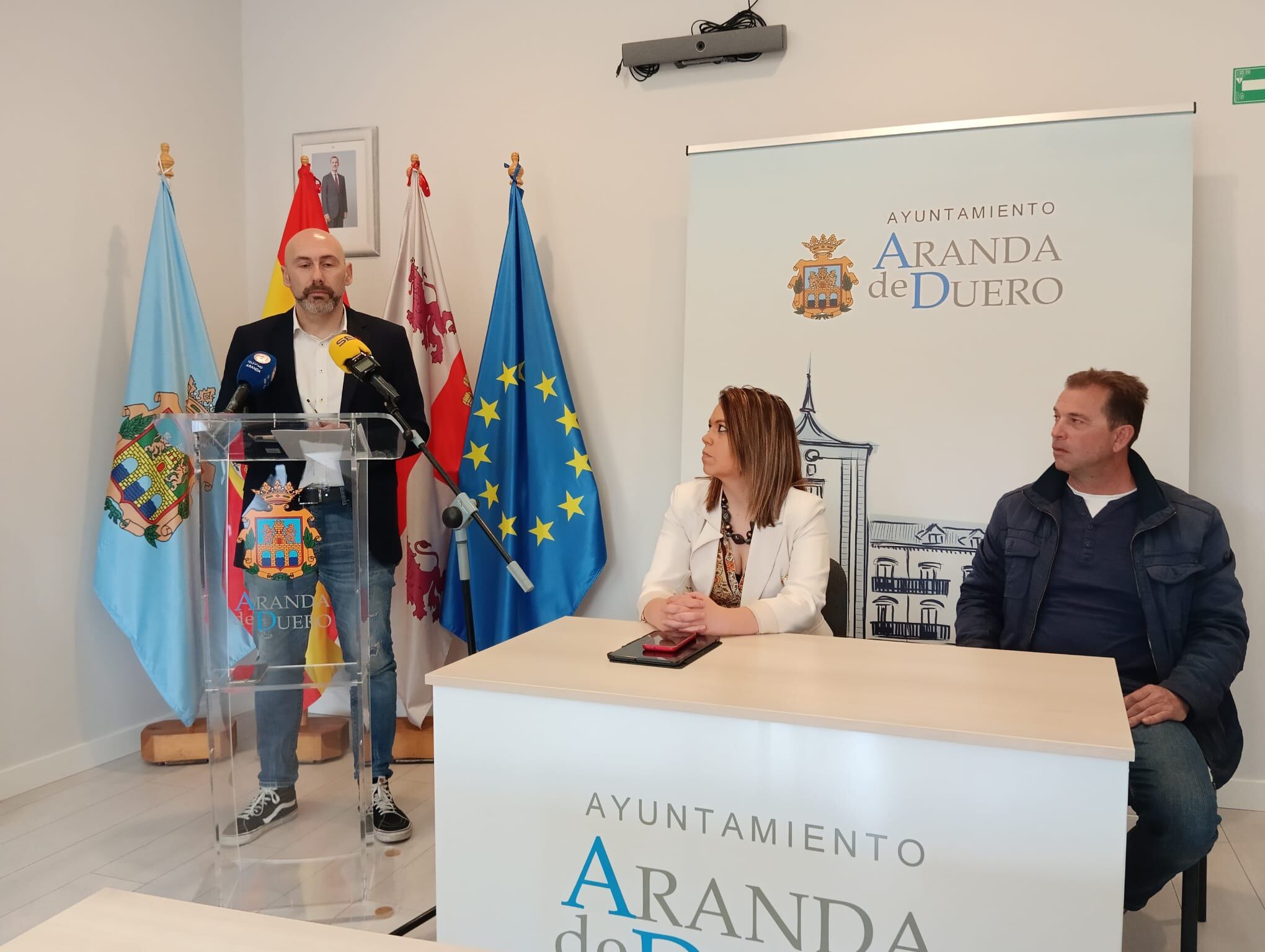Juan Manuel Martín explica los pormenores del acuerdo, acompañado de Viñas Ortuño, portavoz del equipo de gobierno y concejal de Personal, y Alberto Lobo, representante del CSIF de los bomberos