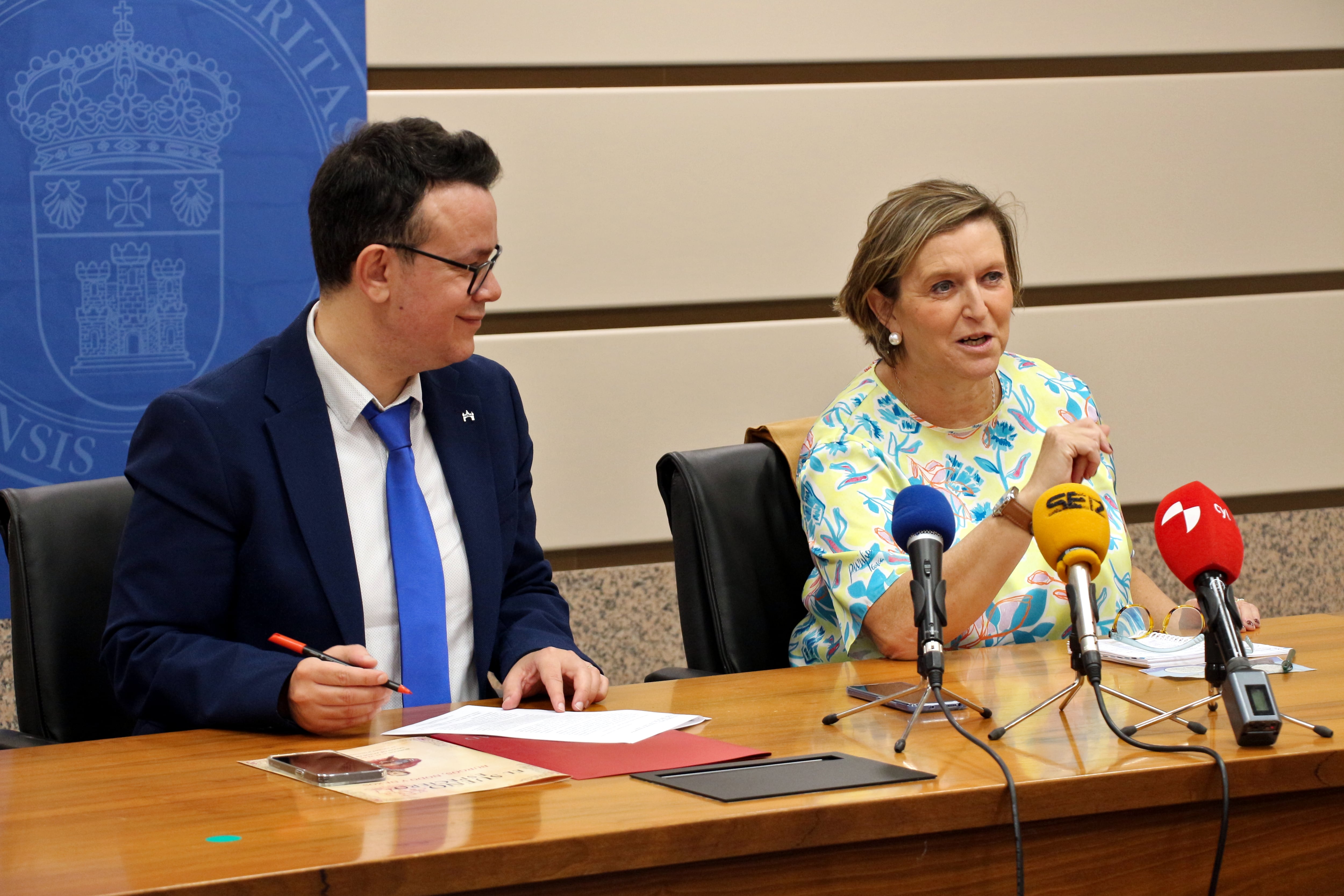 Los profesores Adelaida Segarra y Delfín Ortega presentan el congreso sobre el papel de Burgos en la primera vuelka al mundo