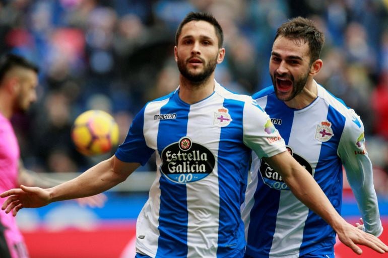 Florin Andone celebra un gol con Adrián López.