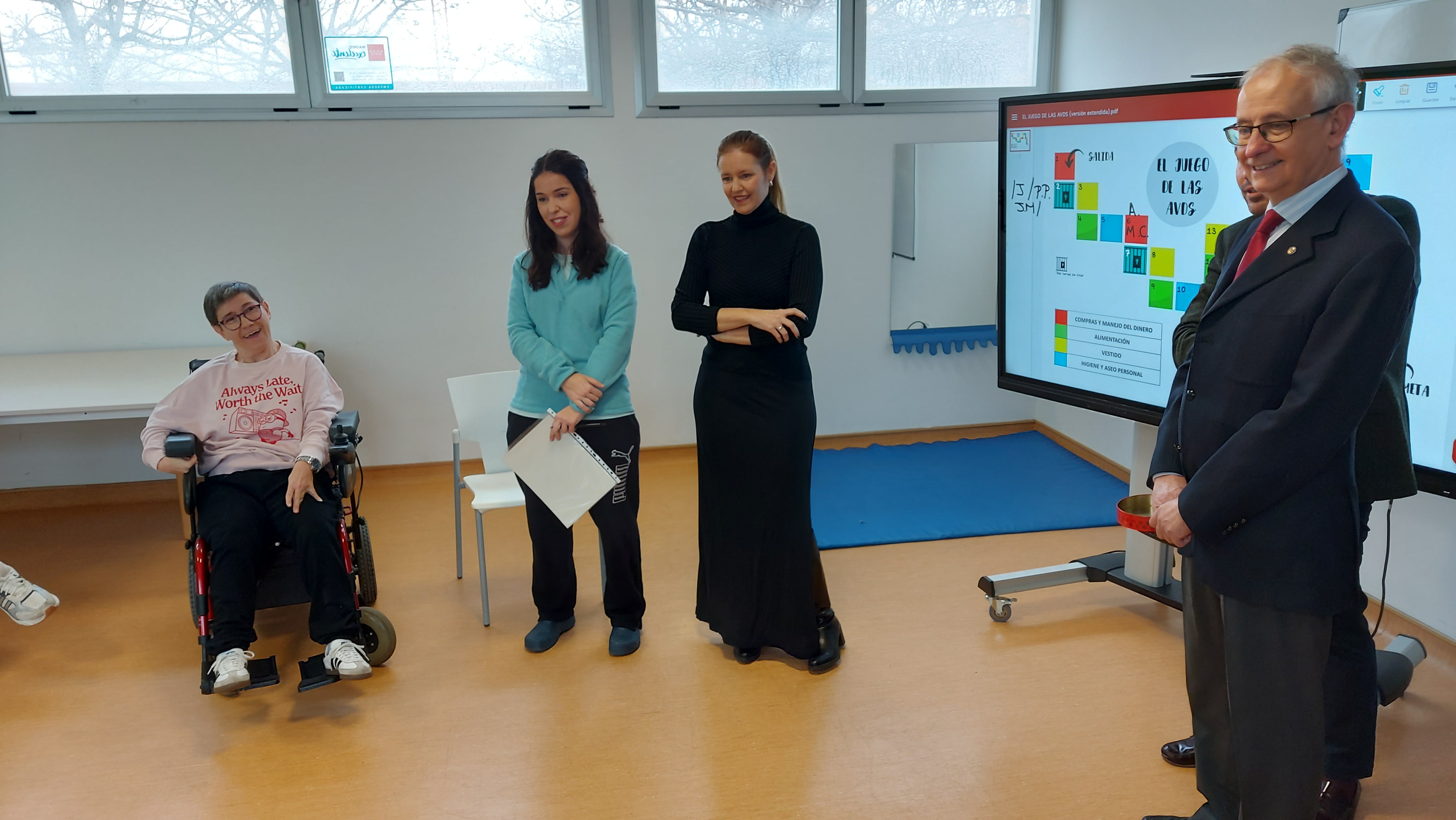 La consejera madrileña Ana Dávila en el centro de la Fundación Inclusive