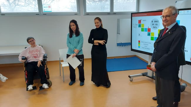 La consejera madrileña Ana Dávila en el centro de la Fundación Inclusive