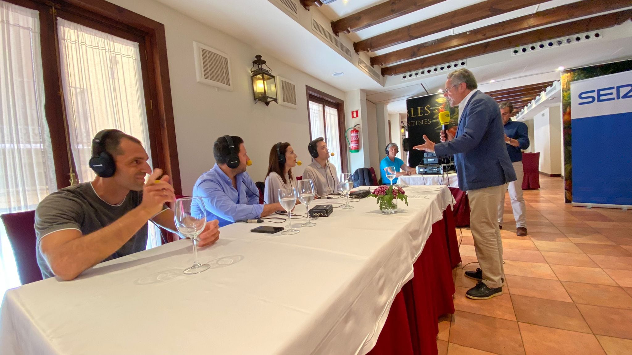 Salomón Hachuel se dirige a la mesa que ocupan, de izquierda a derecha, Julio Fernández, Juan Luis Fernández, Elena Carazo y Txema Marín