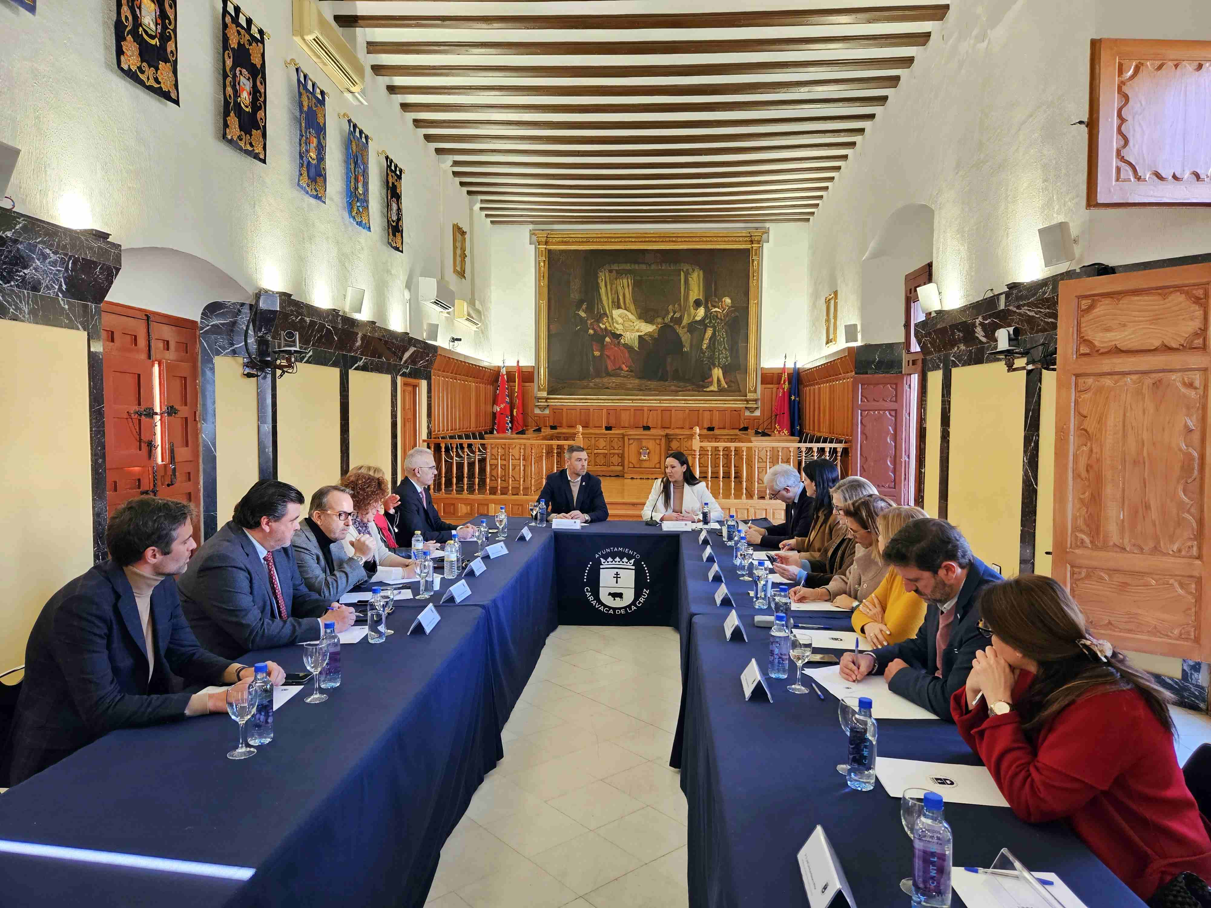 Reunión en el salón de Plenos del ayuntamiento de Caravaca del alcalde con  la Comisión de Industria y Turismo del Congreso de los Diputados