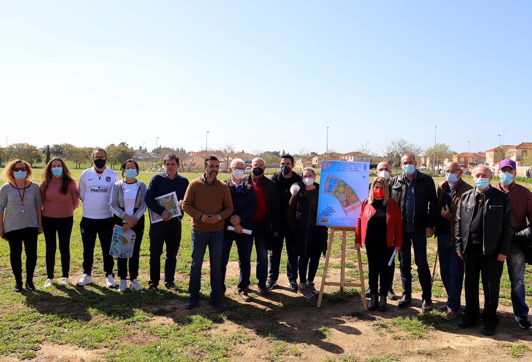 Mamen Sánchez, alcaldesa de Jerez, junto a vecinos de Villas del Este