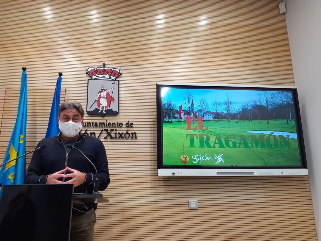 El concejal de deportes, José Ramón Tuero, explica la remunicipalización de El Tragamón