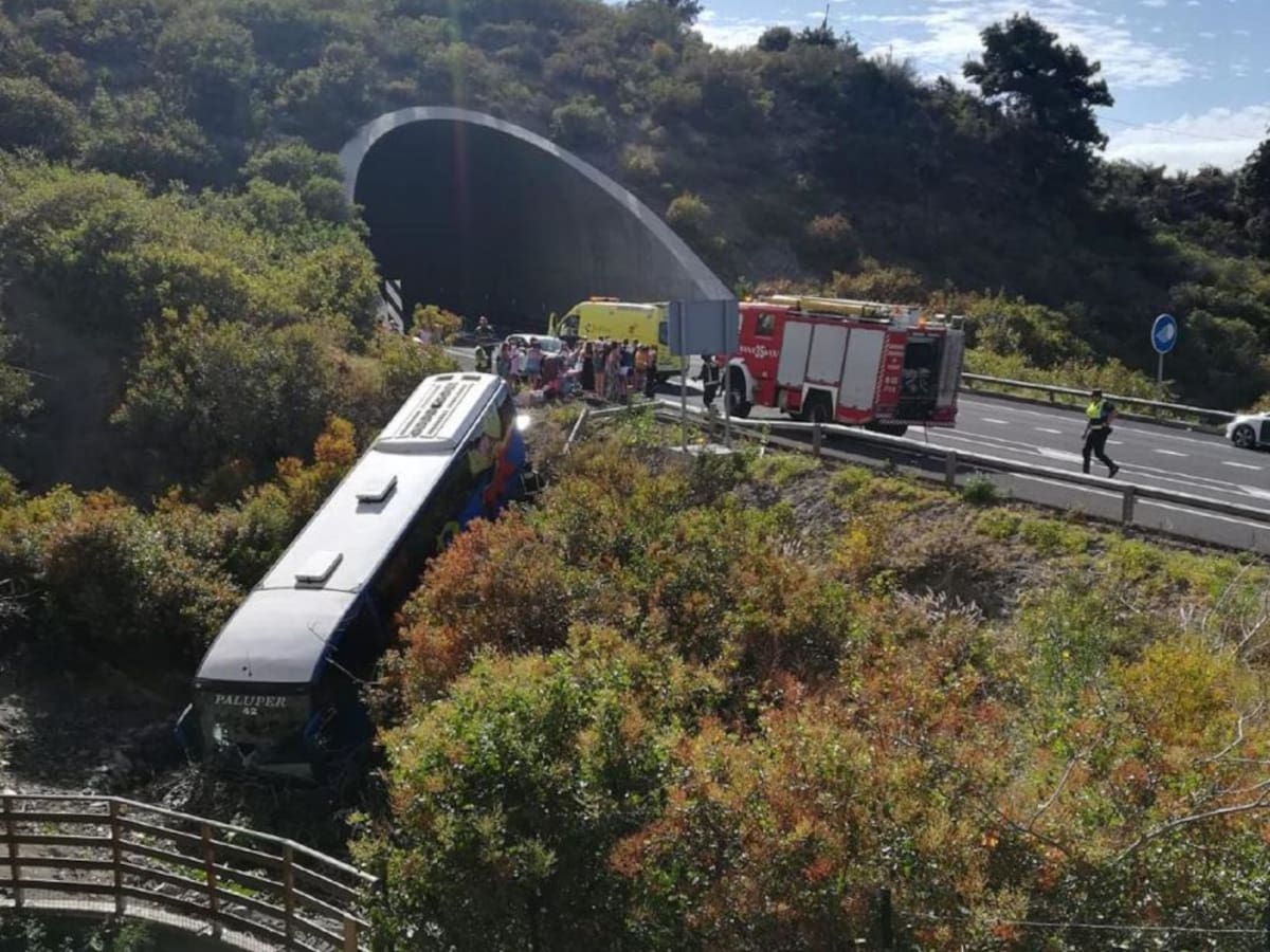 Tres heridos leves al caer una guagua por una ladera en Icod de Los Vinos