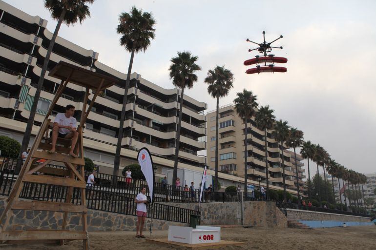 Un dron en pleno vuelo en una playa. 