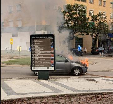 El vehículo ardía en plena calle en Huesca