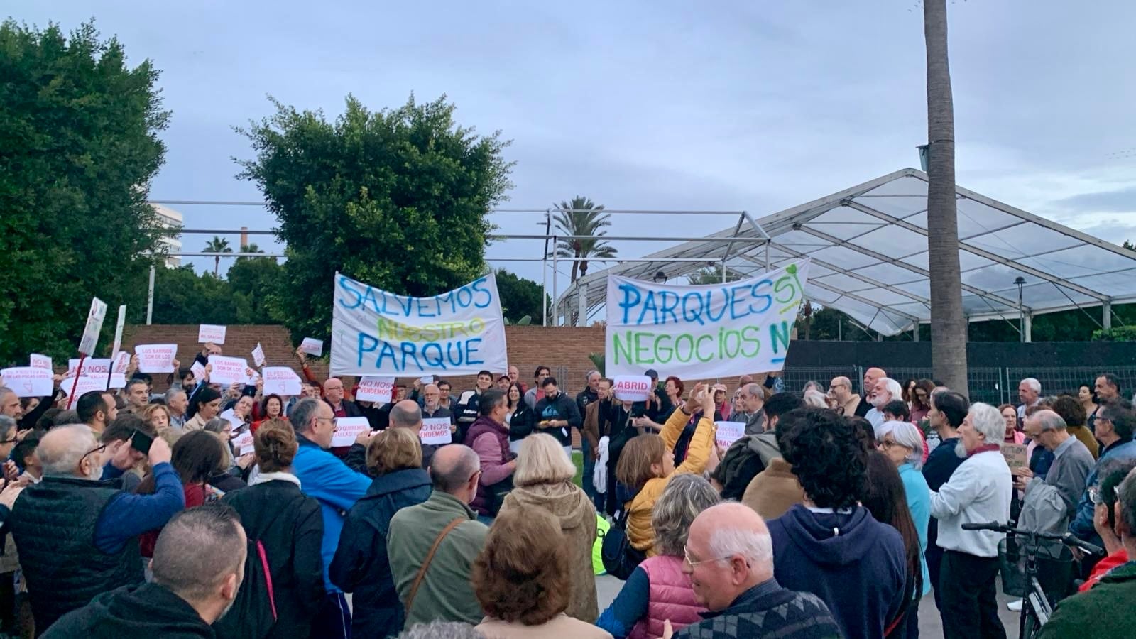 Concentración este domingo de los vecinos del Parque del Oeste de Málaga reclamando la recuperación del espacio público que en una semana albergará el Festival de las Linternas durante tres meses