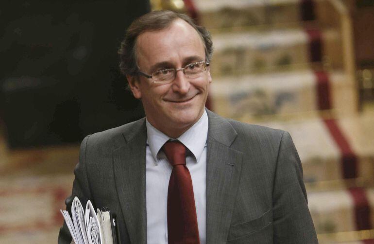 El ministro de Sanidad, Servicios Sociales e Igualdad, Alfonso Alonso, durante la sesión de control al Gobierno hoy en el Congreso de los Diputados. EFE/Paco Campos