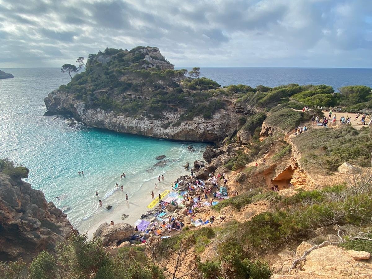 Más de trescientos residentes se concentraron en Caló des Moro en protesta contra la saturación turística.