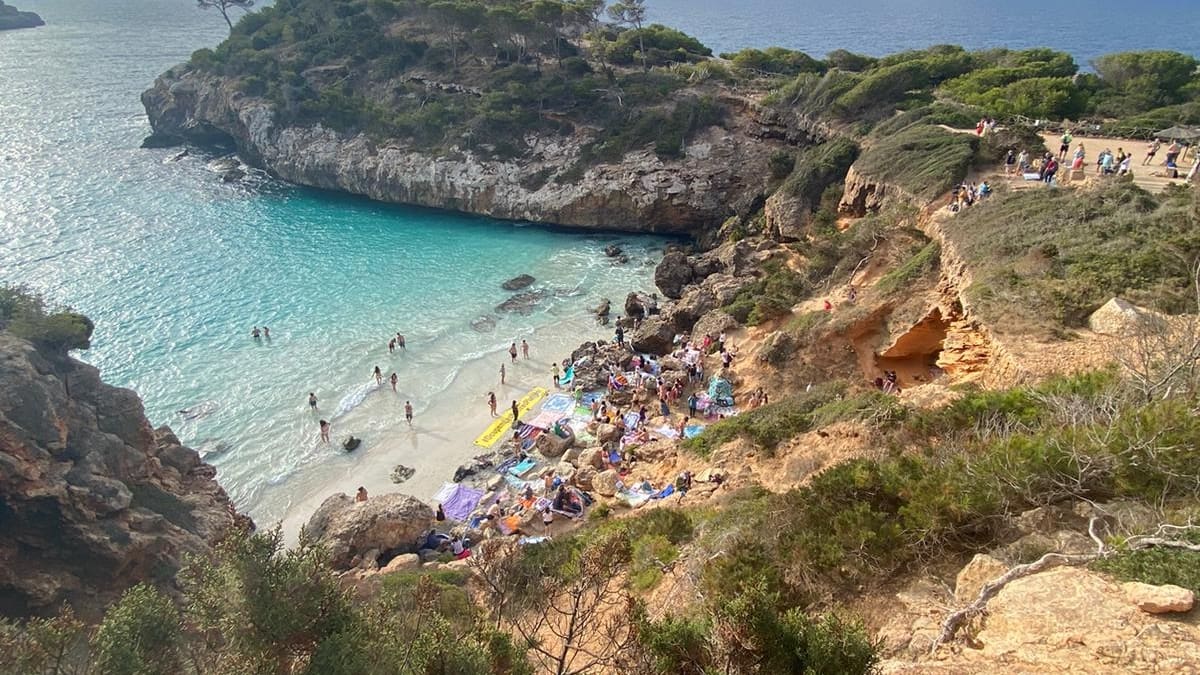 Más de trescientos residentes se plantan en Caló des Moro en protesta por la saturación turística