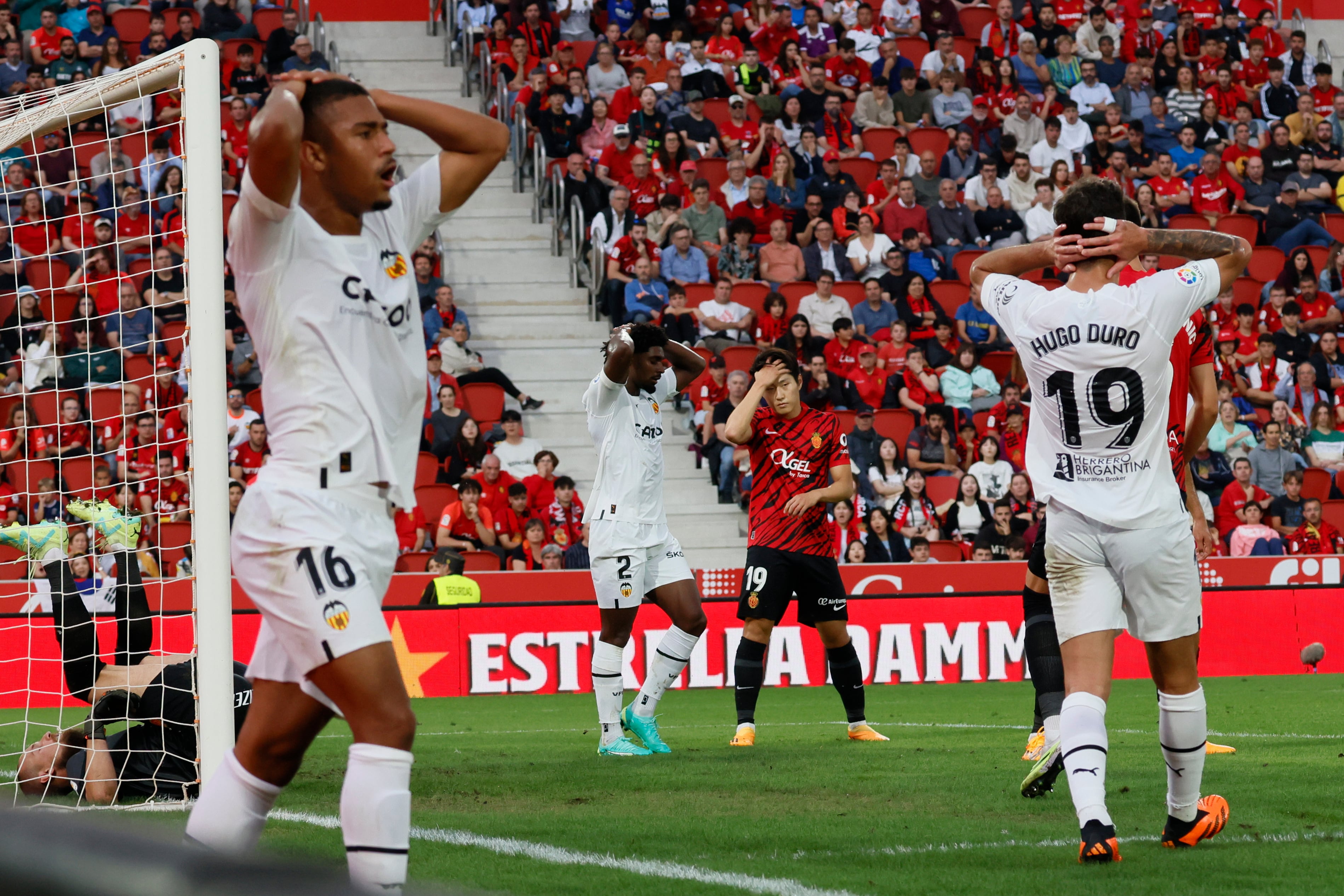 Los futbolista del Valencia Samuel Lino, Thierry Correia y Hugo Duro se lamentan tras una ocasión fallida durante el encuentro de la jornada 36 de LaLiga entre el RCD Mallorca y el Valencia CF, este jueves en el estadio de Son Moix, en Mallorca. EFE/CATI CLADERA