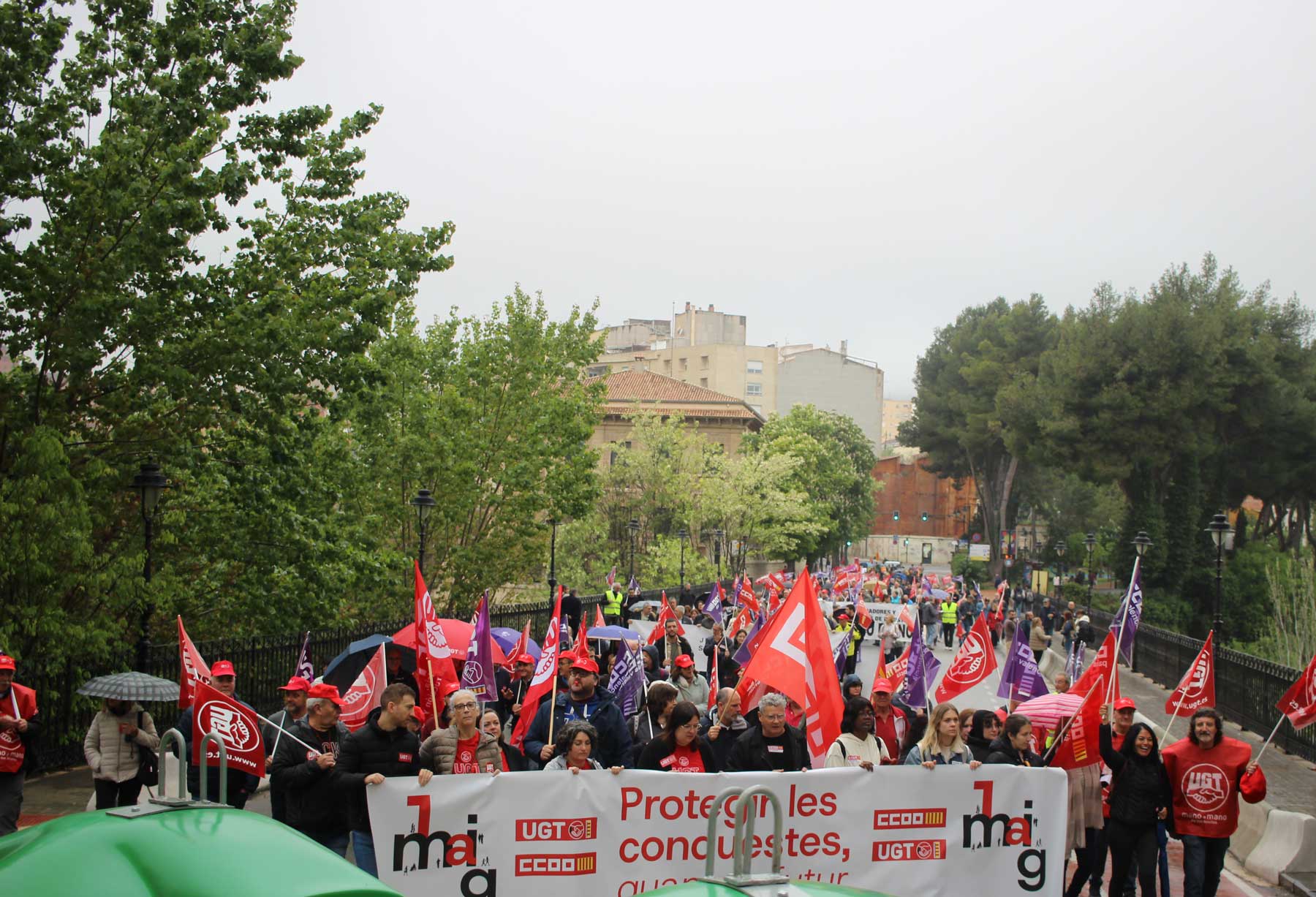 La manifestación a su paso por el puente de María Cristina