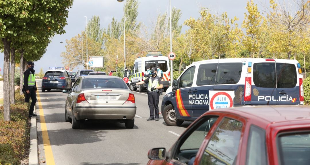 Varios vehículos esperan durante un control policial