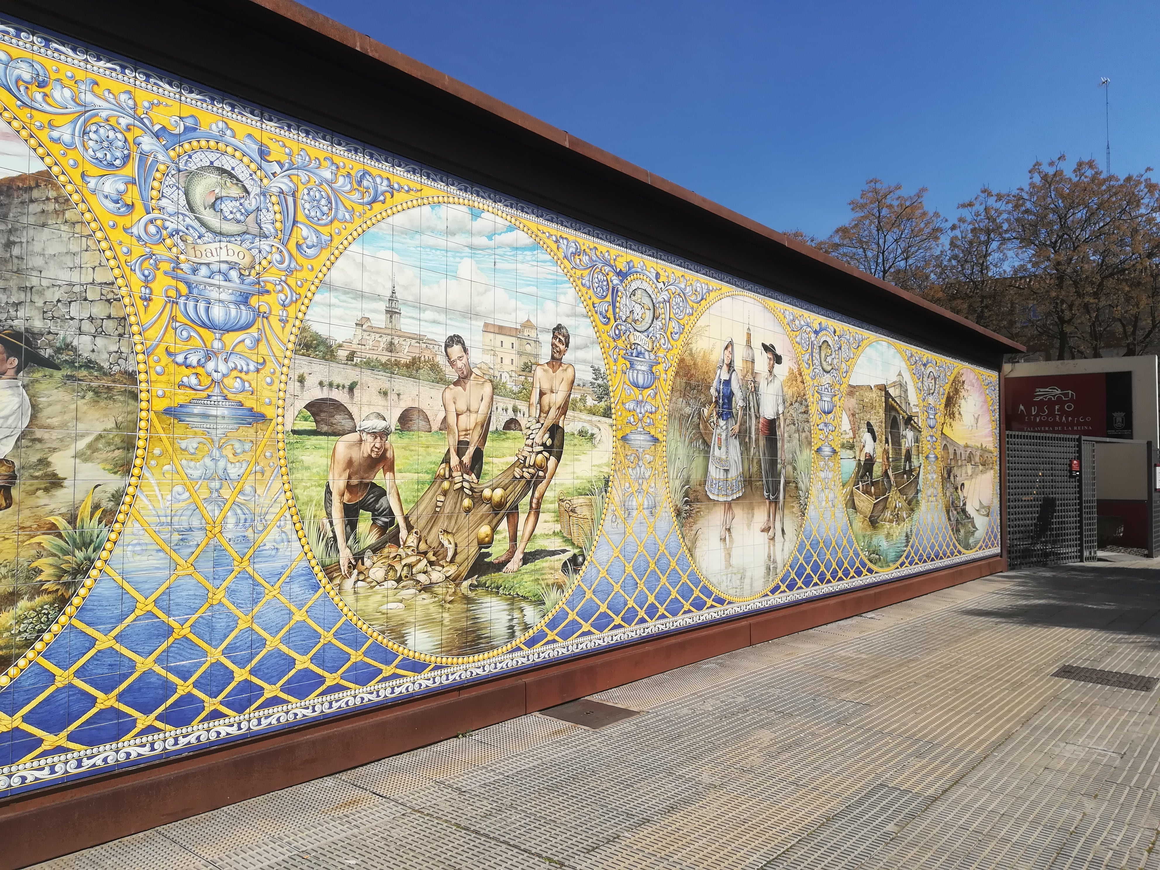 Uno de los murales que forman parte de una ruta para paseantes inquietos por el conjunto histórico de Talavera de la Reina.