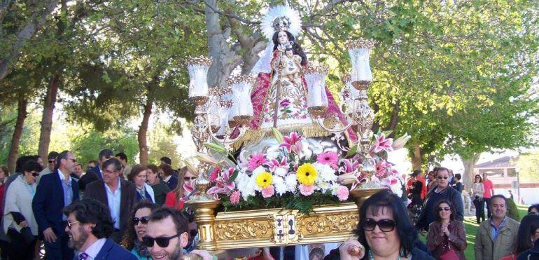 Imagen de la Virgen de Magaceda en romería